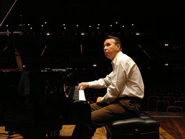 Михаил Плетнёв, фортепиано. Российский национальный оркестр, дирижёр Василий Петренко. Концертный зал им. П. И. Чайковского Михаил Плетнёв, фортепиано. Российский национальный оркестр, дирижёр Василий Петренко. Концертный зал им. П. И. Чайковского