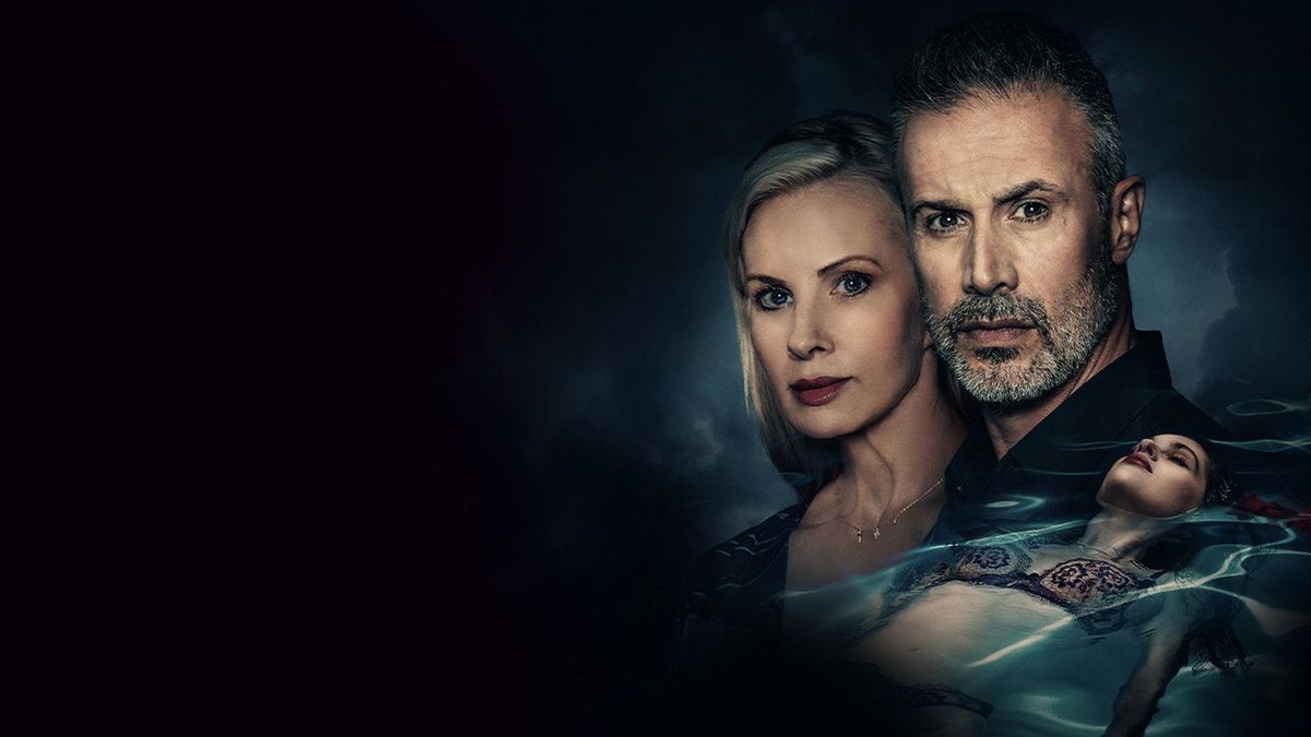 Девушка в бассейне