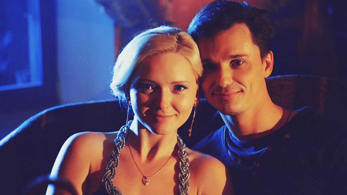 А снег кружит...