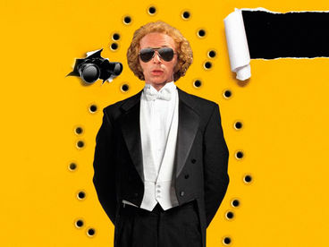 Высокий блондин в чёрном ботинке