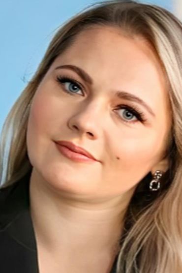 Анна Захарова