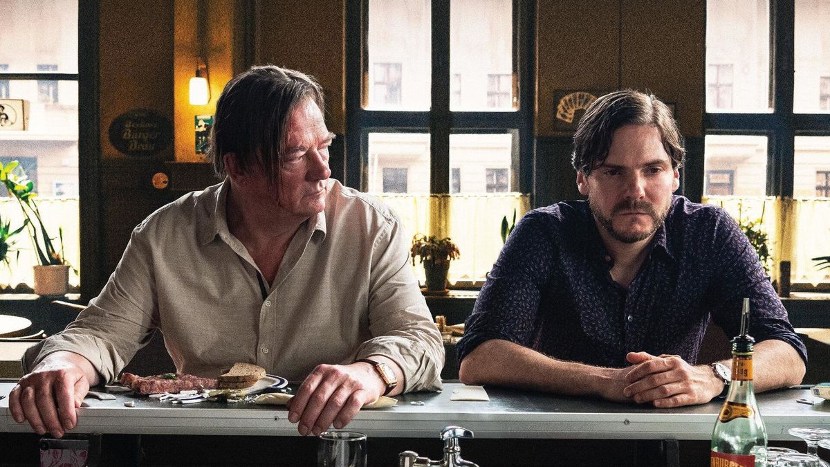 По соседству