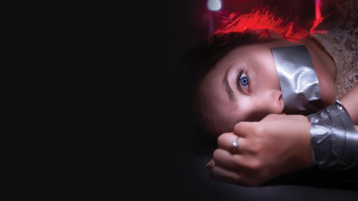 Девушка в багажнике